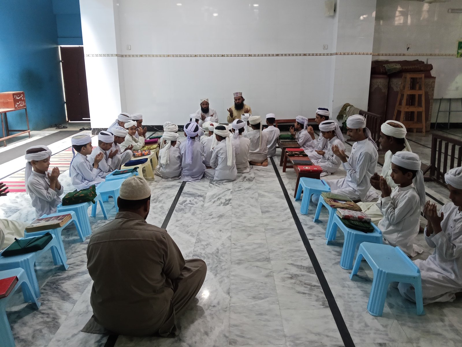 Student Take Quran Class